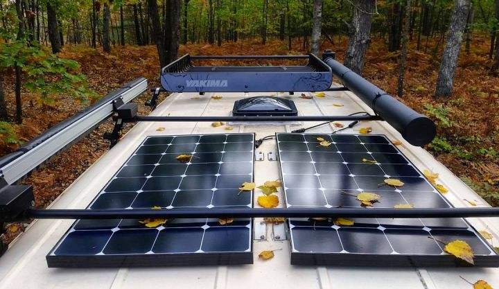 installation de panneaux solaires sur le toit 